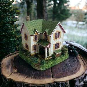 NIB Vintage House THE HENSHAW HOUSE Figurine Liberty Falls Collectible Monument